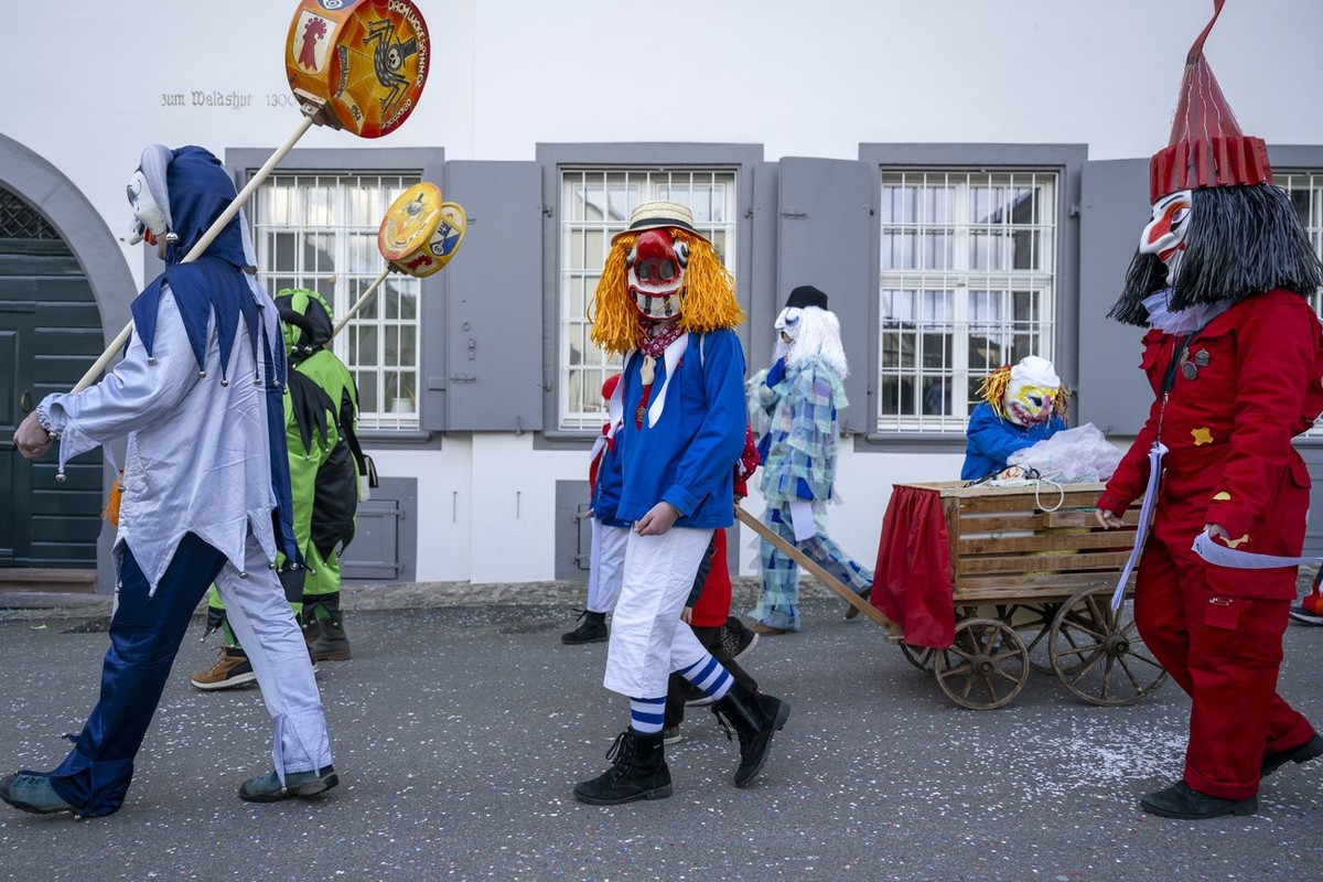 Fasnaechtler beim Gaessle an der Kinderfasnacht in Basel, am Dienstag, 20. Februar 2024. In kleinen Gruppen ueben sich die Binggis (Kinder) begleitet von Erwachsenen in der Pflege der Traditionen. Die ...