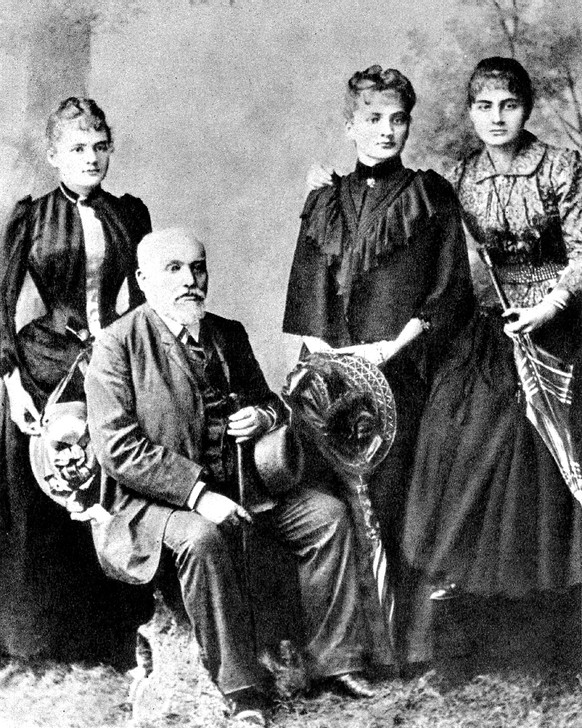 Wladyslaw Sklodowski mit seinen drei Töchtern Maria, Bronia und Helena um 1890. Nach dem Tod seiner Frau übernahm er die Erziehung und teilte die Freizeit seiner Kinder in Lern- und Übungszeiten auf. Jede Unterhaltung mündete in einer moralischen oder wissenschaftlichen Lektion, jeder Spaziergang war eine Unterweisung in die Geheimnisse der Natur.