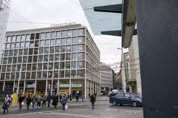 Une vue du batiment de la banque Credit Suisse qui est photographie, ce jeudi 22 decembre 2022 a Geneve. Credit Suisse qui vend son immeuble historique genevois pour 200 millions de franc a la fondati ...