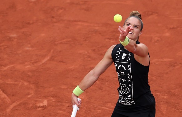 epa09966821 Maria Sakkari of Greece plays Clara Burel of France in their women?s first round match during the French Open tennis tournament at Roland ?Garros in Paris, France, 22 May 2022. EPA/MARTIN  ...