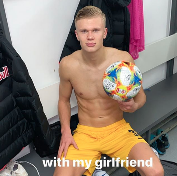 Nach seinem jüngsten Hattrick posiert Haaland mit seiner Freundin, dem Matchball.