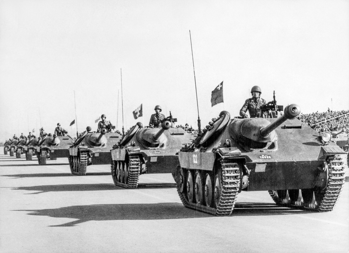 Am 17. Oktober 1963, beim groessten in der Schweiz je stattgefundenen Defillee der Schweizer Armee mit 35'000 Mann in Duebendorf, rollen Jagdpanzer G13, die noch aus tschechoslowakischer Kriegspr ...