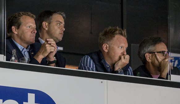 Der neue EHC Kloten Cheftrainer Kevin Schlaepfer, von links, EHC Kloten CEO Matthias Berner, Verwaltungsratsmitglied Mike Schaelchli und Praesident Hans-Ulrich Lehmann in der Loge waehrend dem Eishock ...