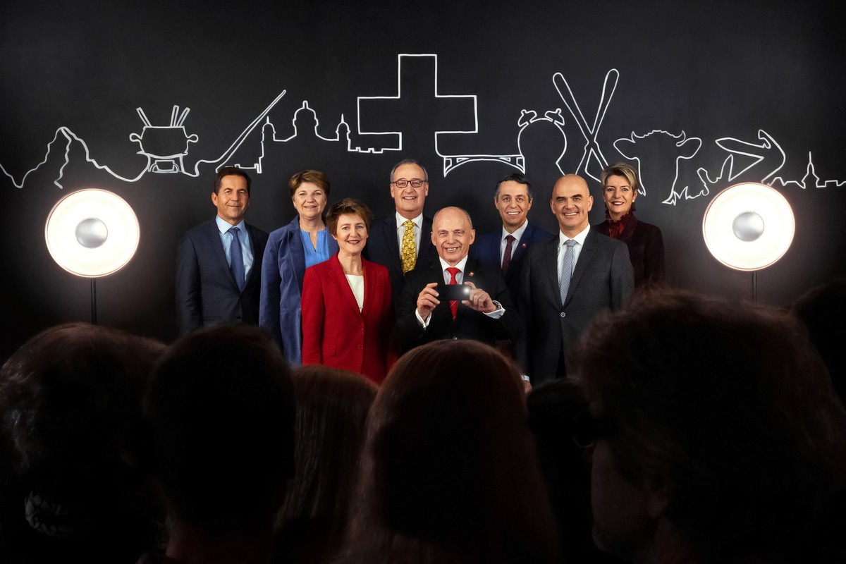 HANDOUT - Das offizielle Bundesratsfoto 2019 mit Bundeskanzler Walter Thurnherr und den Bundesraeten Viola Amherd, Simonetta Sommaruga, Guy Parmelin, Ueli Maurer, Ignazio Cassis, Alain Berset und Kari ...