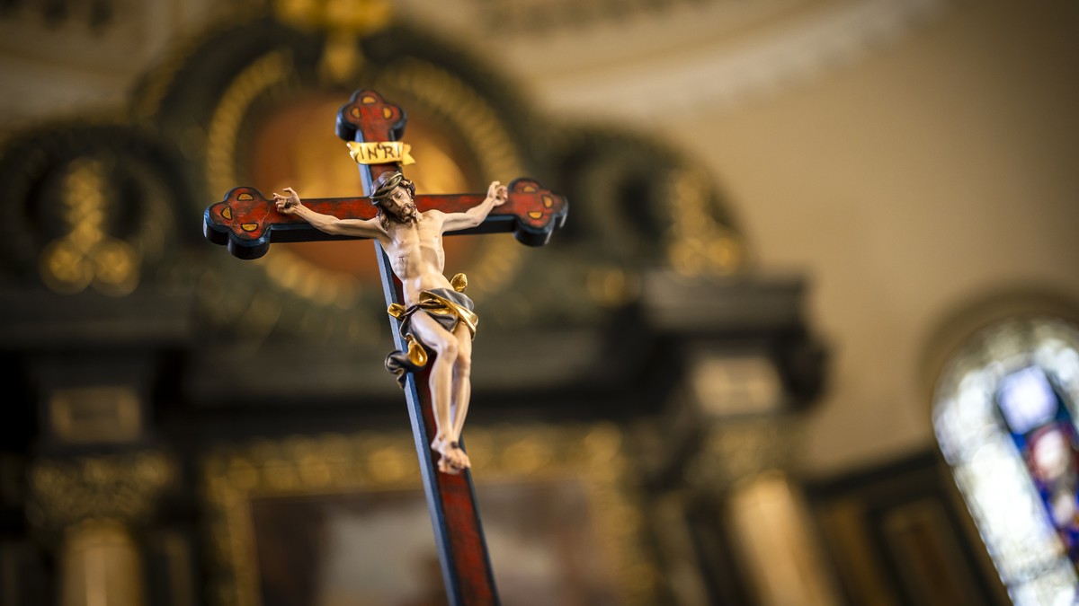 Eine Jesus Figur an einem Kreuz vor einem Altar aufgenommen anlaesslich einer Medienkonferenz zu einer Reputationsumfrage der Katholische Kirche des Kantons Zuerich, am Dienstag, 1. April 2025 in Zuer ...