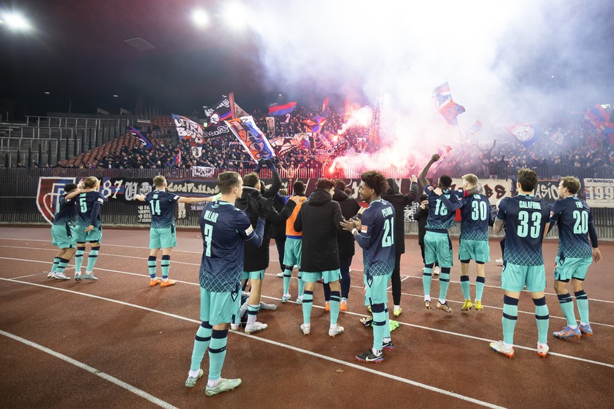 Die Spieler des FC Basels jubeln mit ihrem Fans nach ihrem Sieg im Schweizer Fussball Cup 1/8 Finalspiel zwischen dem Grasshopper Club Zuerich und dem FC Basel FCB im Letzigrund Stadion, am Mittwoch,  ...