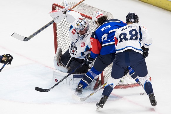 Liberec&#039;s Jaroslav Janus, left, and Michal Bulir, right, fights for the puck with ZSC Roman Wick, center, during the Champions Hockey League match between Switzerland&#039;s ZSC Lions and Czech R ...