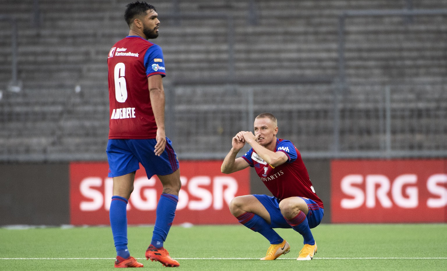 Basels Omar Alderete, links, und Basels Jasper van der Werff, rechts, zeigen ihre Enttaeuschung, im Fussball Schweizer Cup Final zwischen dem FC Basel 1893 und dem BSC Young Boys im Wankdorf Stadion i ...