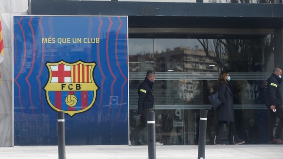 epa09044354 Members of Mossos d'Esquadra regional police's Economic Offences Unit arrives to Spanish soccer club FC Barcelona's headquarters to raid the offices amid the investigation of the so-called ...