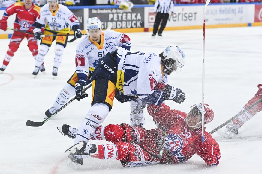 Zugs Sven Leuenberger und Zugs Dominik Schlumpf gegen Rapperswils Kevin Clark, von links, im Eishockeyspiel der National League zwischen den Rapperswil-Jona Lakers und dem EV Zug, am Freitag, 2. Oktob ...