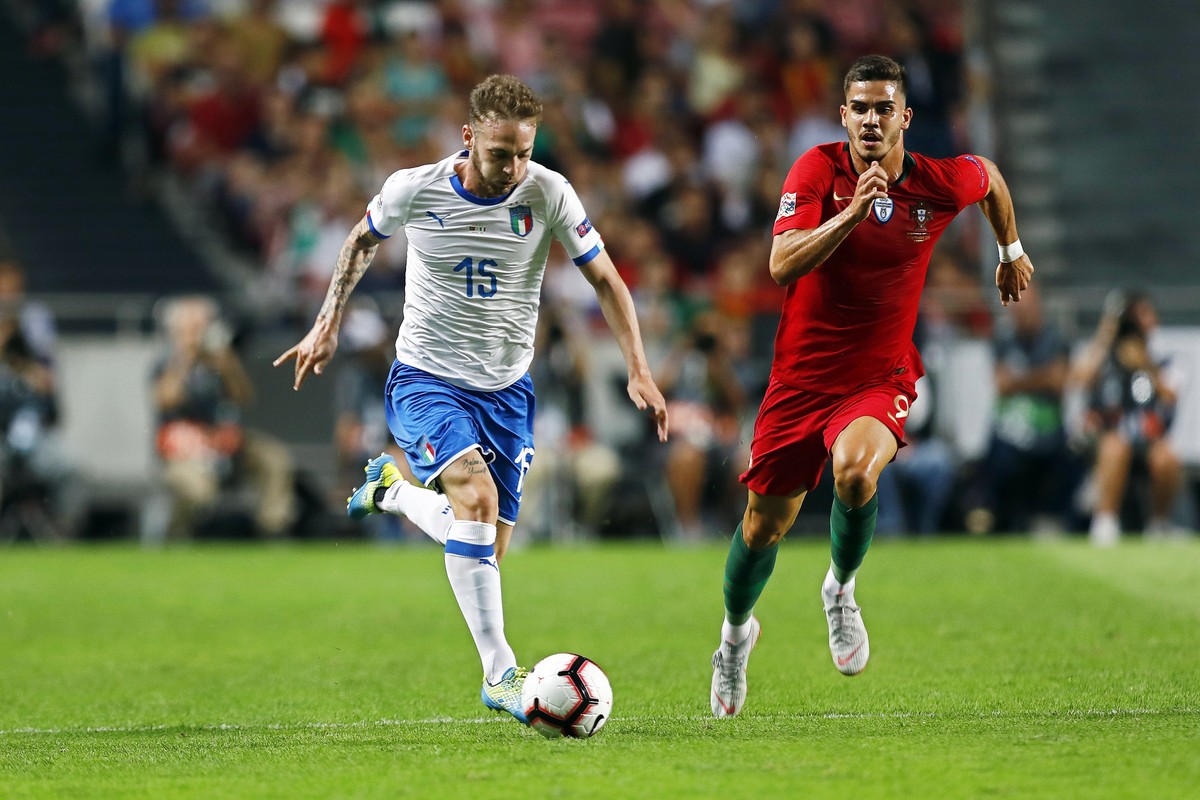 epa07011237 Portugal's Andre Silva (R) in action against Italy's Manuel Lazzari (L) during the UEFA Nations League soccer match betwen Portugal and Italy in Lisbon, Portugal, 10 September 20 ...