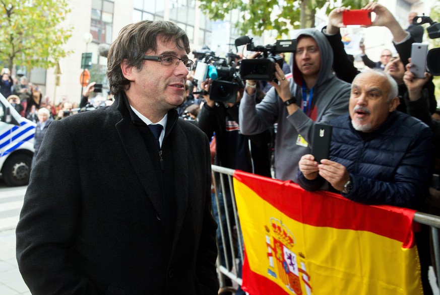 epaselect epa06299406 Dismissed Catalonian regional President Carles Puigdemont (L) arrives at the press club ahead of his press conference at the Press Club in Brussels, Belgium, 31 October 2017. Cat ...