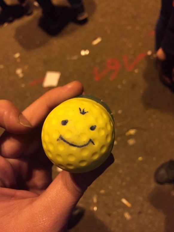 Dieses Bild eines Augenzeugen zeigt ein Gummischrotgeschoss , das durch die Kantonspolizei Bern mit einem Smiley versehen worden sein soll.