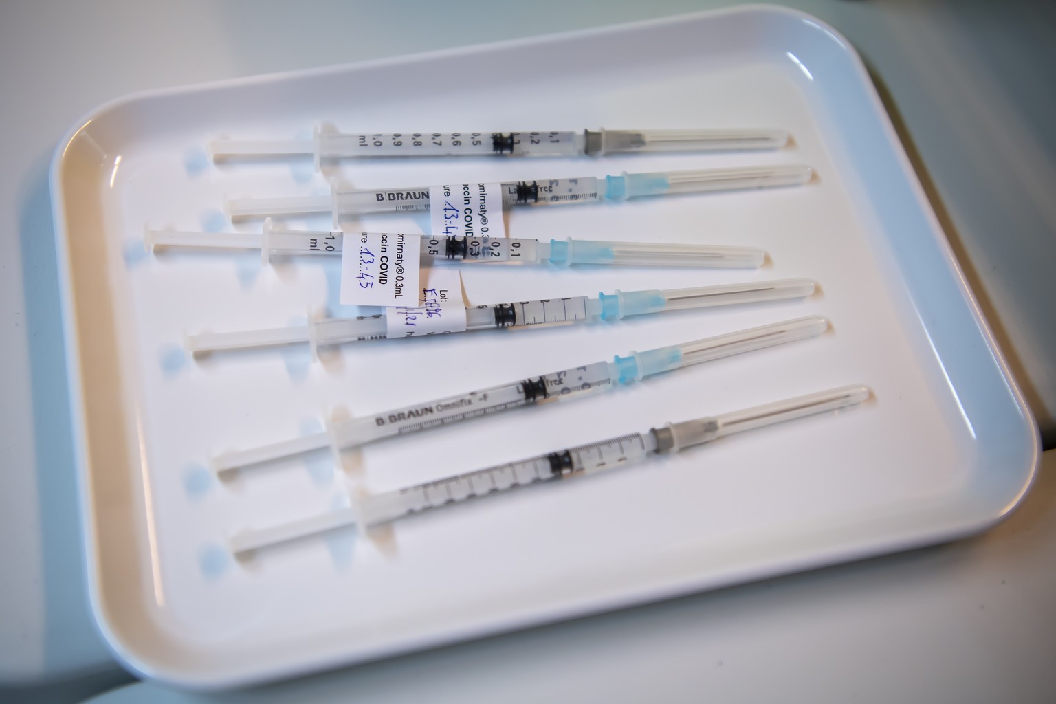 ARCHIVBILD ZUR EMPFEHLUNG DER BOOSTER-IMPFUNG GEGEN COVID-19 FUER PERSONEN UEBER 65 JAHRE, AM DIENSTAG, 26. OKTOBER 2021 - Des seringues avec le vaccin Pfizer-BioNTech son photographies au centre de v ...