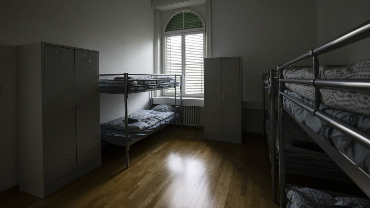 Ein Schlafsaal in der ehemaligen Polizeikaserne die in den naechsten Tagen als temporaere Asyl-Unterkunft in Betrieb genommen wird, aufgenommen am Montag, 16. Januar 2023 in Zuerich. (KEYSTONE/Michael ...