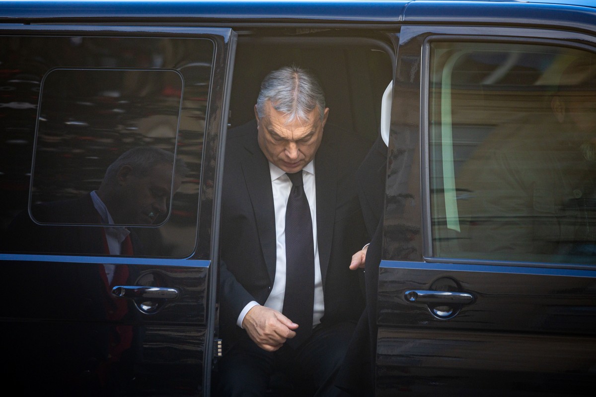 epaselect epa11058822 Hungary's Prime Minister Viktor Orban arrives at the Elysee palace during the national tribute to late French former European Commission President Jacques Delors in Paris, F ...
