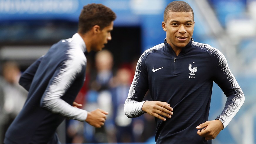 epa06866008 France&#039;s forward Kylian Mbappe (R) attends his team&#039;s training session in Nizhny Novgorod, Russia, 05 July 2018. France will face Uruguay in the FIFA World Cup 2018 quarter final ...