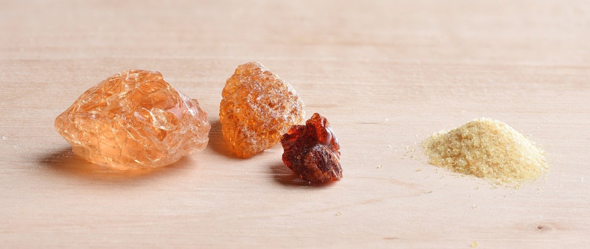 Gummi arabicum – vom Gummistück zum Pulver.