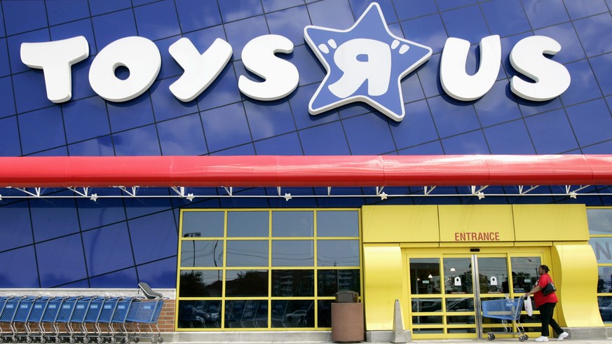 ARCHIV - ZUR KONKURSMELDUNG VON TOYS&#039;R&#039;US STELLEN WIR IHNEN DIESES ARCHIVBILD ZUR VERFUEGUNG - A shopper enters the new Toys R Us store in Mayfield Heights, Ohio on Monday, June 20, 2005. To ...