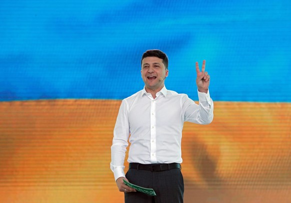 epa07636795 Ukrainian President Volodymyr Zelensky speaks during the congress of pro-presidential Servant of the People political party in Kiev, Ukraine, 09 June 2019. According to reports and recent  ...
