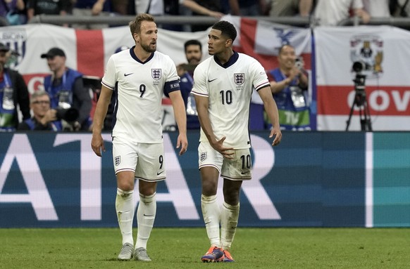 EDS NOTE: OBSCENITY - England&#039;s Jude Bellingham, right, gestures as he stands next to Harry Kane after scoring his side&#039;s first goal during a round of sixteen match between England and Slova ...