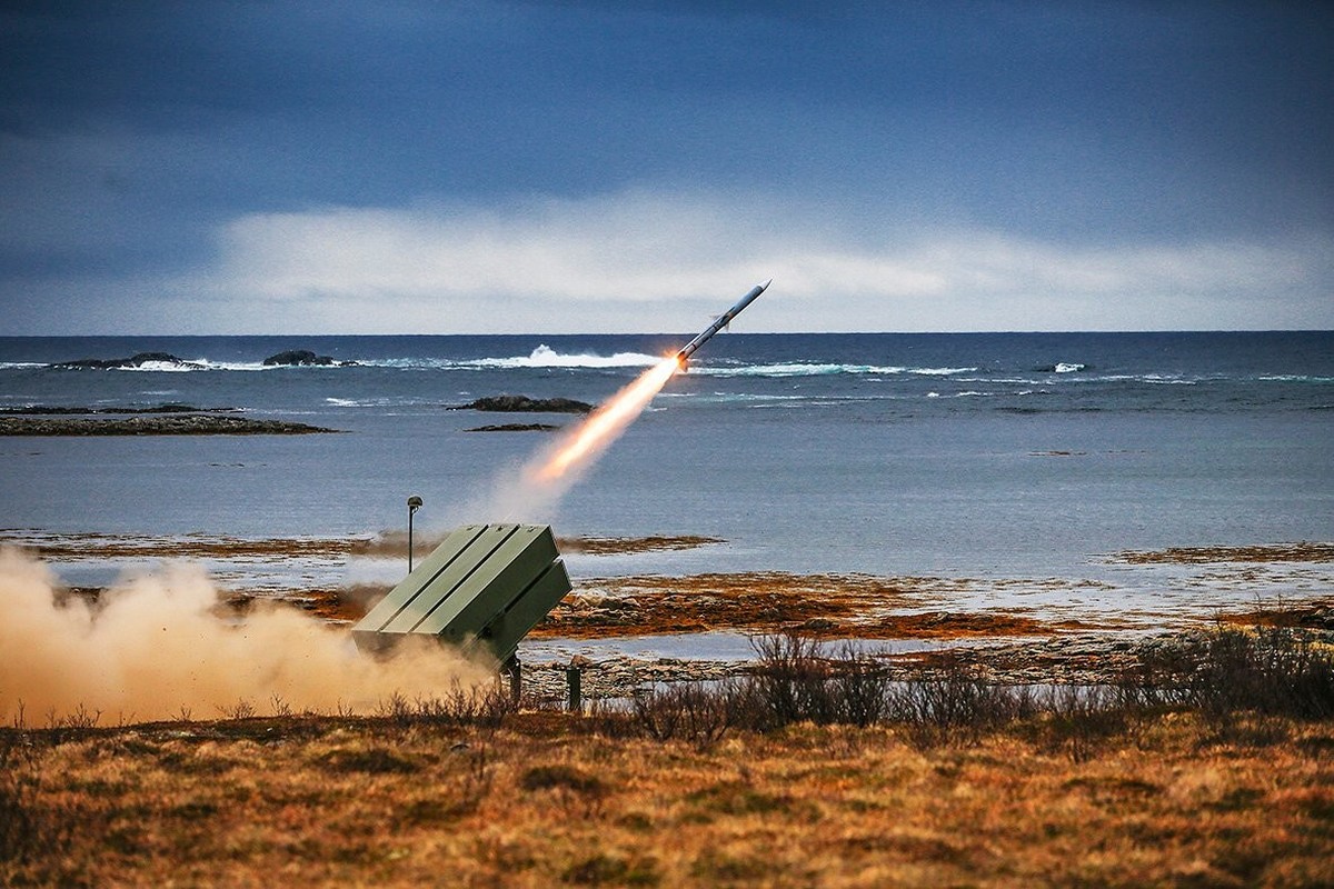 Les missiles tirés par le système NASAMS peuvent toucher une cible à une distance d’environ 150 kilomètres.