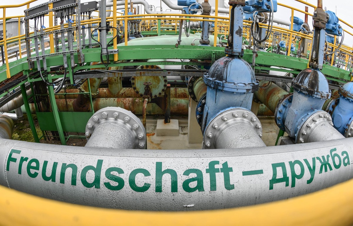 ARCHIV - 22.01.2018, Brandenburg, Schwedt: «Freundschaft - Druschba» steht auf dem Gelände der PCK-Raffinerie auf der Erdölleitung aus Russland. Welches Öl in Deutschland durch welche Leitung kommt, w ...
