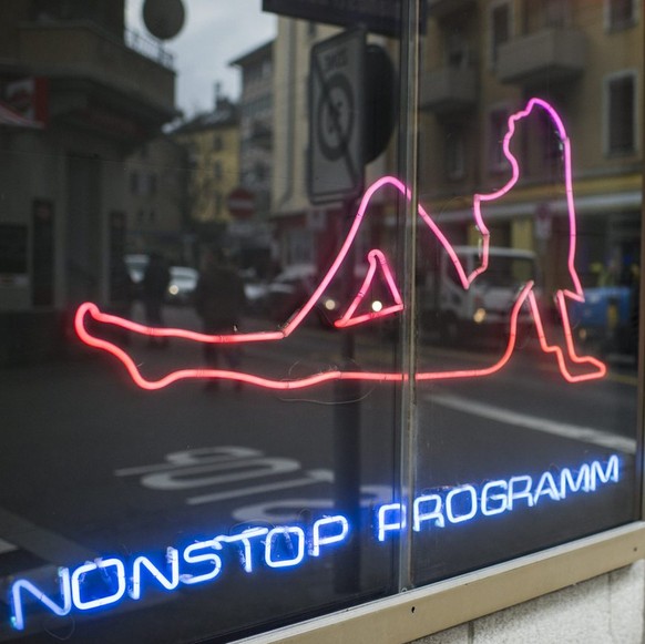 Langstrasse Eine leuchtende Frauenreklame des Roland Kinos, aufgenommen am Donnerstag, 14. November 2013 in Zuerich. (KEYSTONE/Ennio Leanza)