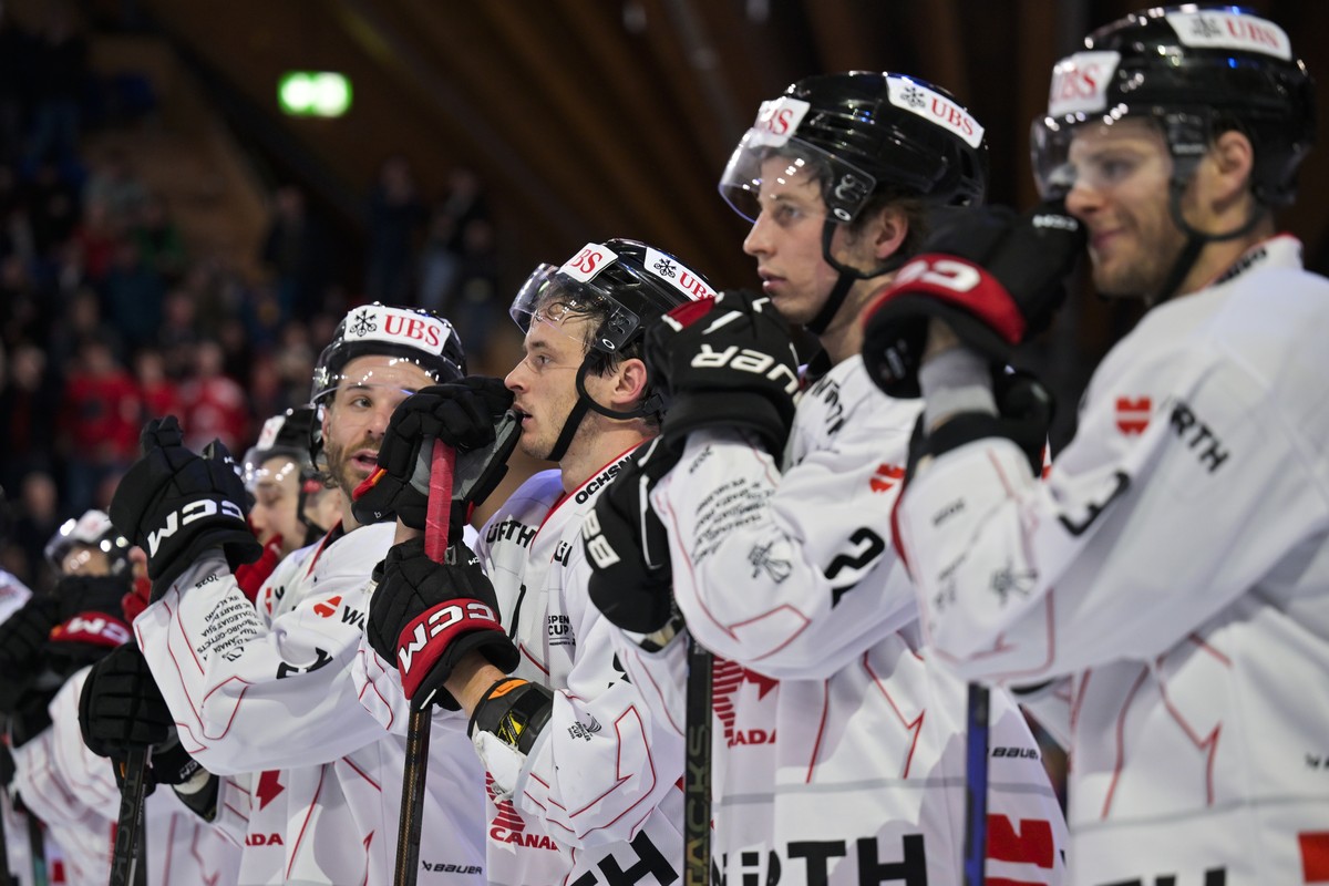 epa12617026 Team Canada reacts after loosing the Spengler Cup ice hockey match between Sparta Prague and Team Canada, in Davos, Switzerland, 29 December 2025. EPA/GIAN EHRENZELLER
