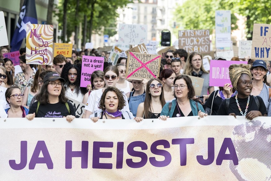 Frauen fordern an einer Demonstration &quot;Nur ja heisst ja&quot; die Ueberarbeitung des Sexualstrafrechts Art. 190 in den Strassen von Zuerich, aufgenommen am Samstag, 21. Mai 2022. (KEYSTONE / Enni ...