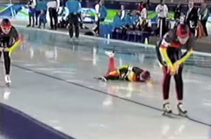 27.02.2010: Alles scheint nach dem Sturz verloren – da schwimmt sie einfach übers Eis und rettet Deutschland in den Final