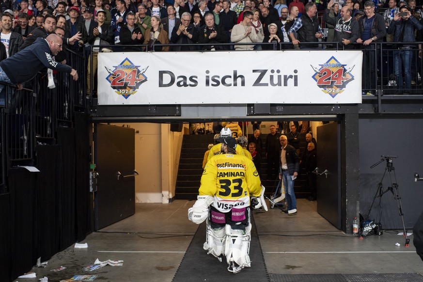 Die Berner verlassen enttaeuscht das Eis nach der Nachspielzeit am dem sechsten Eishockey Playoff-Halbfinalspiel der National League zwischen den ZSC Lions und dem SC Bern am Samstag, 7. April 2018, i ...