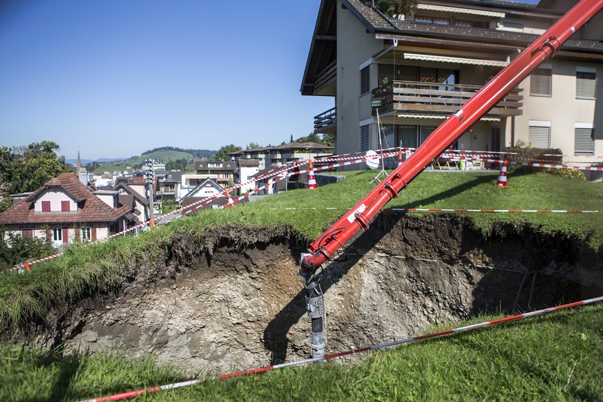 Ein Erdloch von rund fuenf Metern Durchmesser und acht Metern Tiefe in einem Wohnquartier in Kuessnacht, anlaesslich des Tunnelbau der Suedumfahrung in Kuessnacht am Donnerstag, 21. September 2017. (K ...