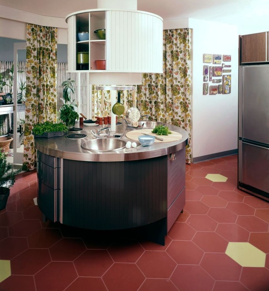 1. Oktober 1964 - A kitchen-in-the-round with an island containing sink and range with a circular storage space above. (Photo by Pedro E. Guerrero/Conde Nast via Getty Images)
