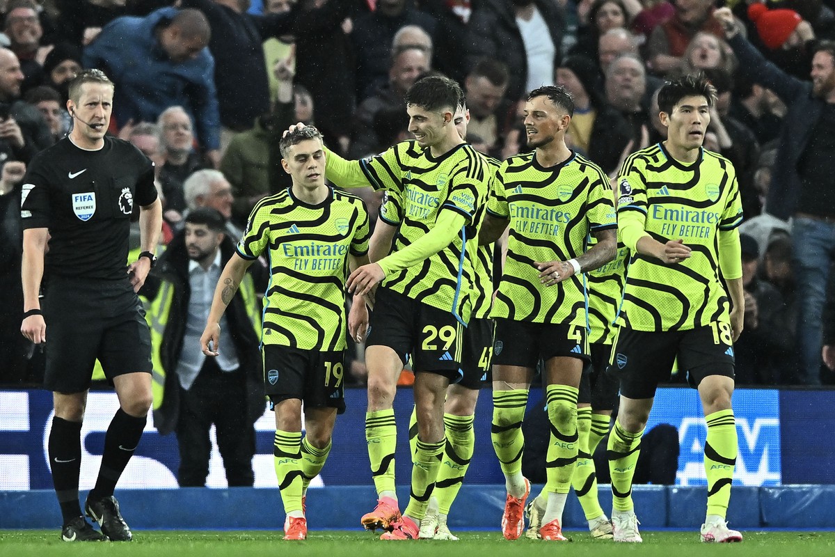 epa11263058 Leandro Trossard (2-L) of Arsenal celebrates scoring the 0-3 goal with his teammtaes during the English Premier League soccer match between Brighton &amp; Hove Albion and Arsenal FC, in Br ...