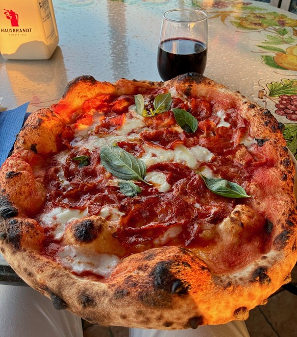 Beste Essen deiner Sommerferien - Peter Blunschi
Pizza in Süditalien geht immer, denn die wissen einfach, wie es geht. Die beste (eine Diavola) habe ich jedoch nicht in Neapel gegessen, sondern bei & ...