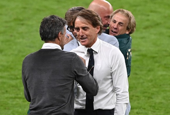 epa09327341 Head coach of Italy Roberto Mancini (C) shakes hands with his Spanish counterpart Luis Enrique after the UEFA EURO 2020 semi final between Italy and Spain in London, Britain, 06 July 2021. ...