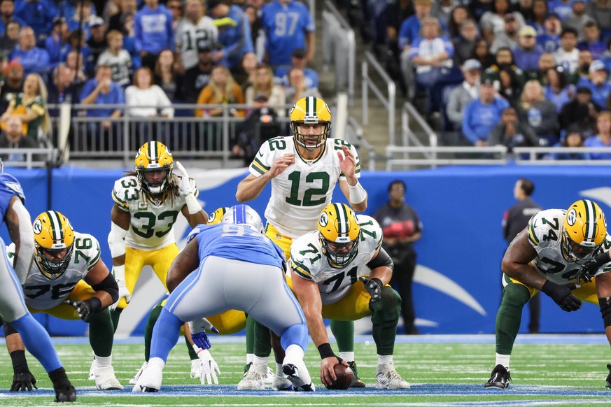 DETROIT, MI - NOVEMBER 06: Green Bay Packers quarterback Aaron Rodgers 12 calls out play signals during the second quarter of an NFL, American Football Herren, USA regular season football game between ...