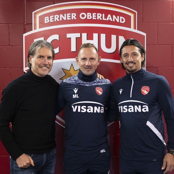 Andres Gerber, Praesident von FC Thun, Mauro Lustrinelli, Trainer von FC Thun, und Nelson Ferreira, Assistenztrainer von FC Thun, von links, posieren fuer den Fotografen kurz vor einem Interview mit e ...