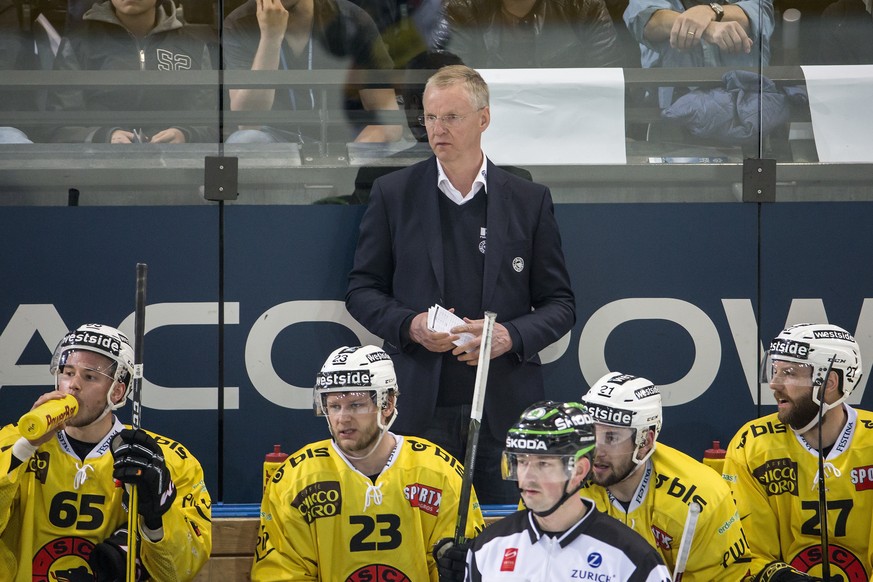 Berns Ramon Untersander, Berns Simon Bodenmann, SC Bern Cheftrainer Kari Jalonen, Berns Simon Moser und Berns Aaron Gagnon, von links, im zweiten Eishockey Playoff-Finalspiel der National League A zwi ...