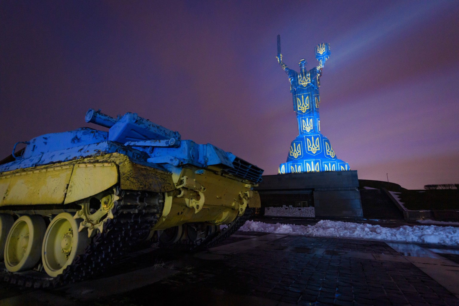 HANDOUT - Mutter-Heimat-Statue in Kyiw, Ukraine, Beleuchtung durch Schweizer Lichk�nstler Gerry Hofstetter w�hrend Weihnachten 2022. - Motherland Monument in Kyiv, Ukraine, Projections by Swiss light  ...