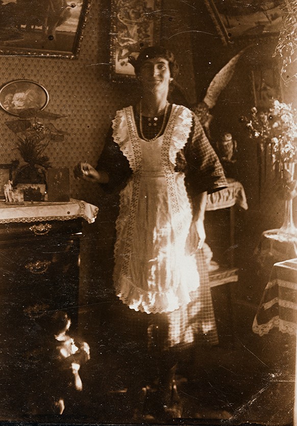 Dienstmädchen bei der Arbeit, um 1900.