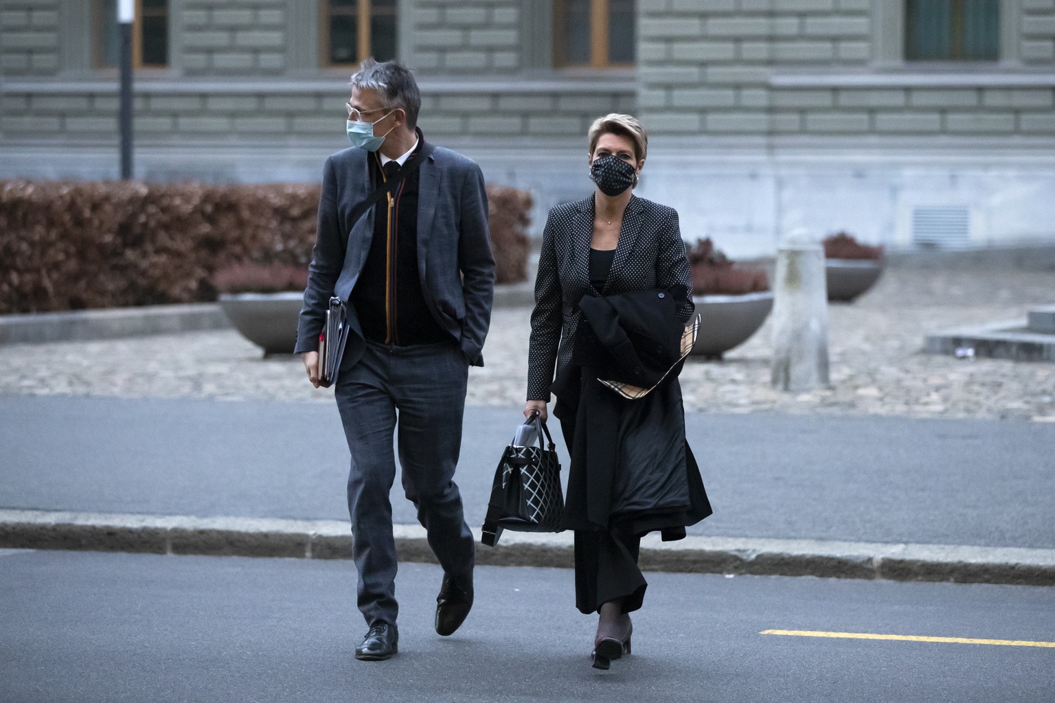 Bundesraetin Karin Keller-Sutter, rechts, kommt mit ihrem Kommunikationschef Christoph Nufer zu einer Medienkonferenz des Bundesrates zu den Eidgenoessischen Abstimmungen, am Sonntag, 7. Maerz 2021, i ...