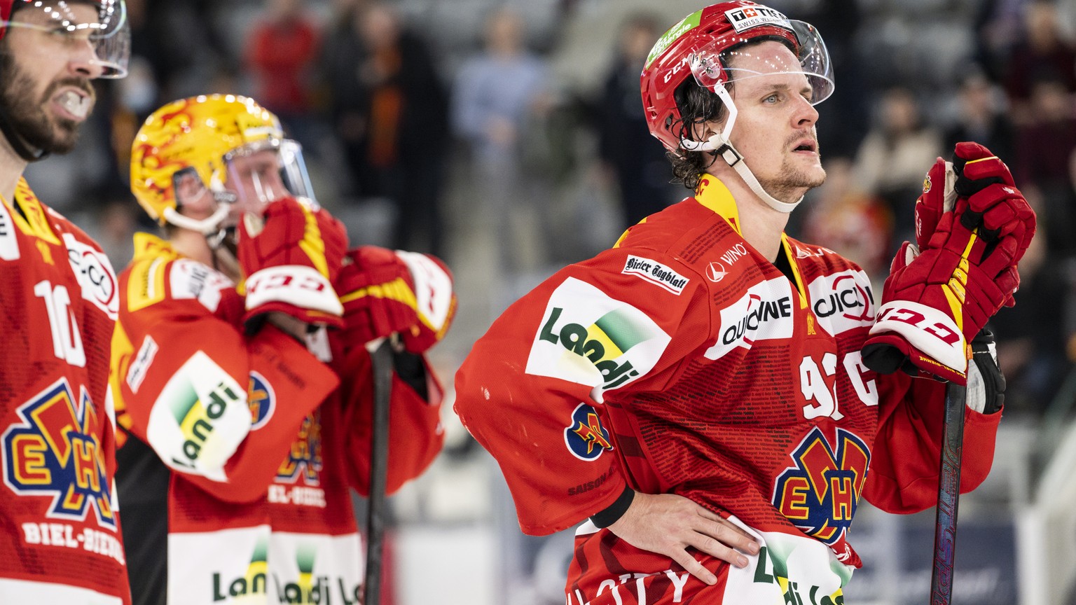 Biels Gaetan Haas, Top Scorer Mike Kuenzle und Luca Cunti, von rechts, zeigen Enttaeuschung nach der Niederlage im vierten Eishockey Playoff-Viertelfinalspiel der National League zwischen dem EHC Biel ...