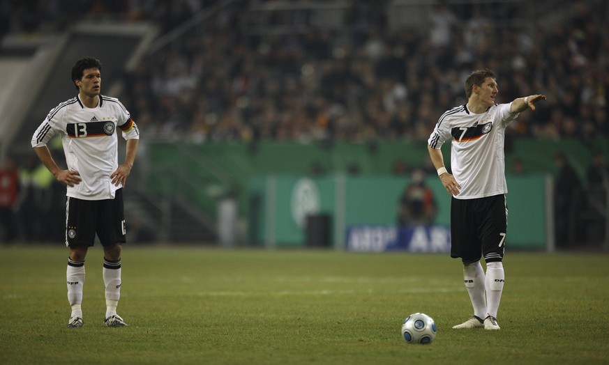 Bildnummer: 04280672 Datum: 11.02.2009 Copyright: imago/Claus Bergmann
Michael Ballack (li.) und Bastian Schweinsteiger (beide Deutschland) beim Freisto�; Vdig, quer, Gestik Freundschaftsspiel 2009,  ...