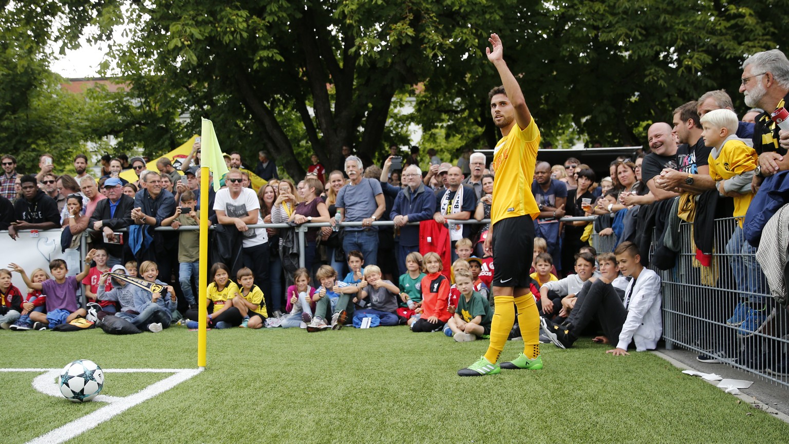 YBs Leonardo Bertone beim Eckball im Schweizer Cup Spiel zwischen dem FC Breitenrain und dem BSC Young Boys Bern, am Samstag, 12. August 2017 auf dem Sportplatz Spitalacker in Bern. (KEYSTONE/Peter Kl ...