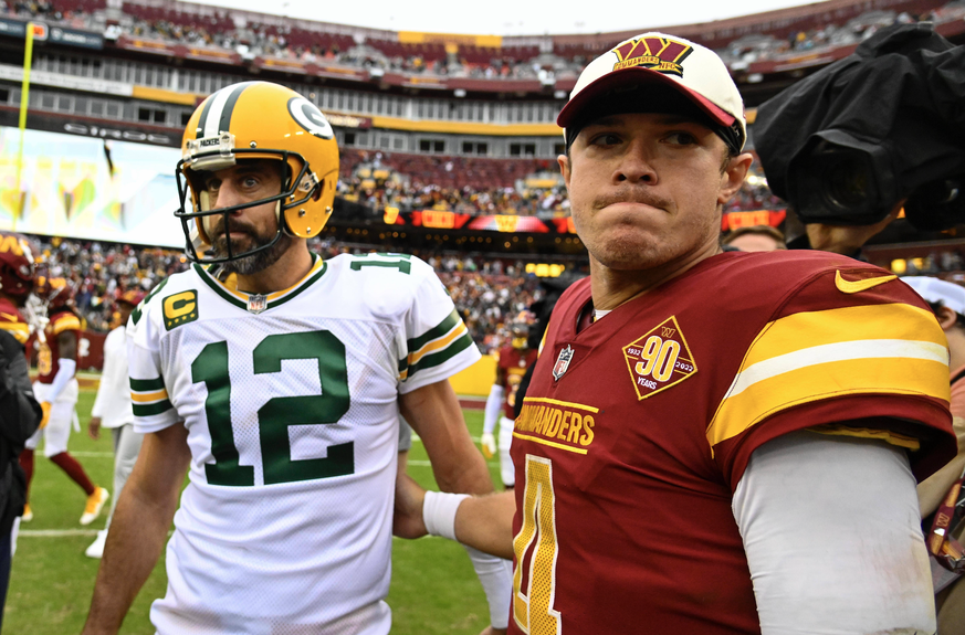 NFL, American Football Herren, USA Green Bay Packers at Washington Commanders Oct 23, 2022; Landover, Maryland, USA; Green Bay Packers quarterback Aaron Rodgers (12) talks with Washington Commanders q ...