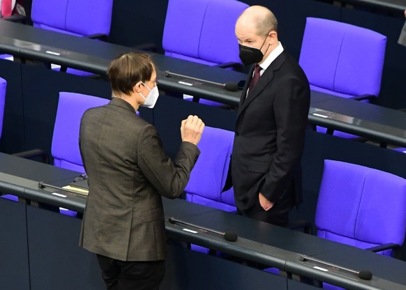 epa09003271 Social Democrats health expert and epidemiologist Karl Lauterbach (3-L) and German Minister of Finance Olaf Scholz (4-L) talk next to German Minister of Interior, Construction and Homeland ...