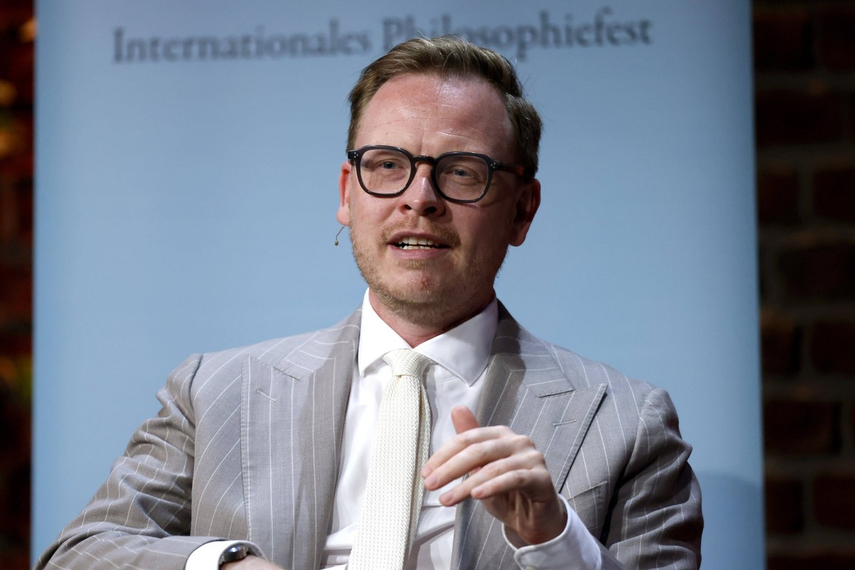 Philosoph und Autor Markus Gabriel auf der Phil.Cologne 2024 Veranstaltung Was ist Realit�t in den Balloni-Hallen. K�ln, 16.06.2024 NRW Deutschland *** Philosopher and author Markus Gabriel at the Phi ...