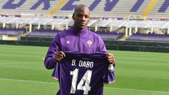 epa06490002 New ACF Fiorentina player Bryan Dabo poses during his presentation in Florence, Italy, 01 February 2018. EPA/MAURIZIO DEGL INNOCENTI